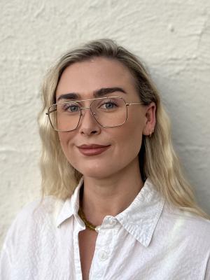 Headshot o fJustine Coneybeer